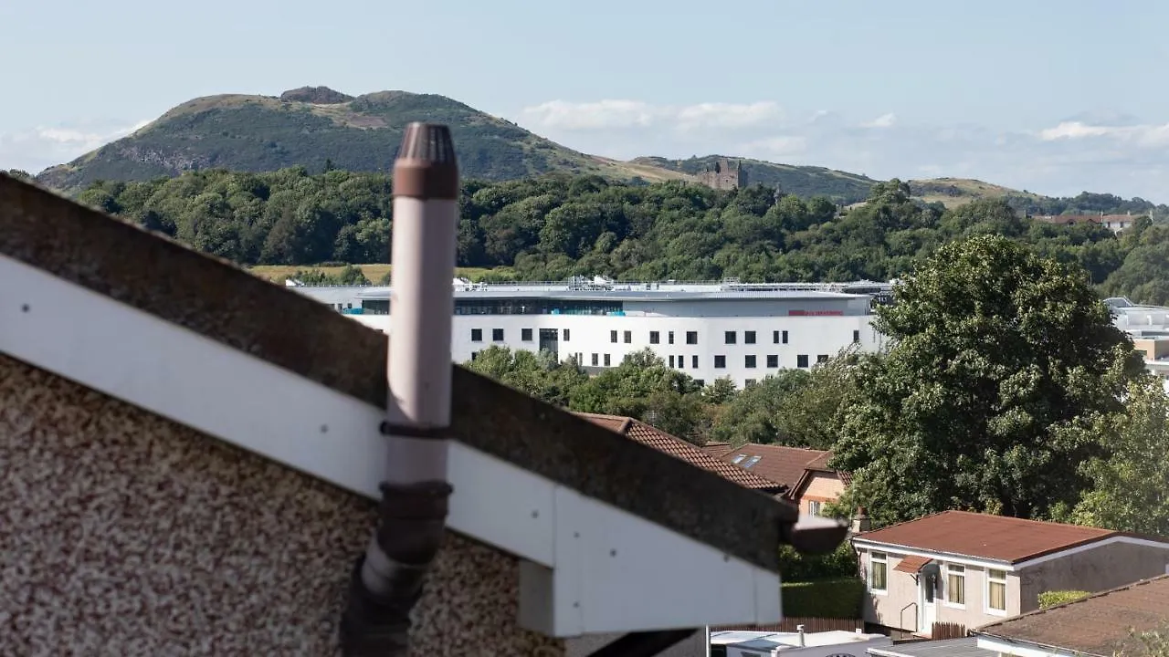 Villa 3 BED House w/Drive&Garden v/Fast WiFi near bioQuarter Edinburgh 0*,  Großbritannien