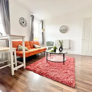  Apartment Town Centre Flat- Great For Contractors - Sleeps 4 - Free Parking United Kingdom