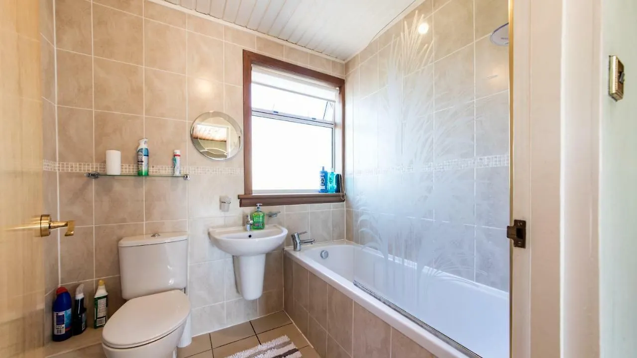 Holiday home 3 Bed House W/Drive & Garden V/Fast Wifi Near Bioquarter Villa Edinburgh